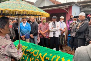Warga dan sahabat Hero Tito mengantarkan jenazah ke tempat peristirahatan terakhir. (ws5) - Hero 'The Lion' Tito Belum Tuntaskan Renovasi Rumah dan Laga WBC Australia