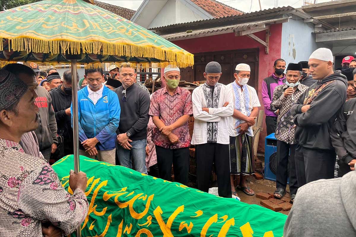 Warga dan sahabat Hero Tito mengantarkan jenazah ke tempat peristirahatan terakhir. (ws5) - Hero 'The Lion' Tito Belum Tuntaskan Renovasi Rumah dan Laga WBC Australia