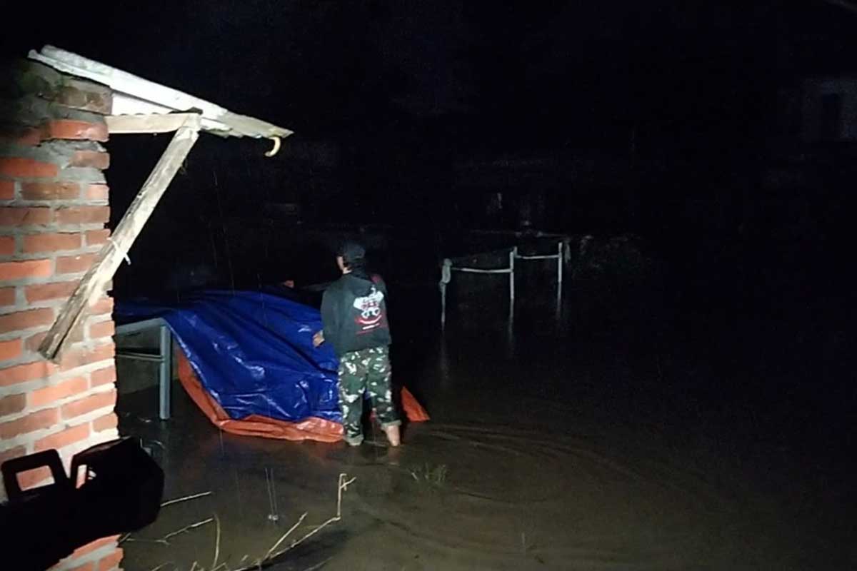 Warga sekitar ikut membantu barang berharga milik warga terdampak. (jaz) - BPBD Kota Imbau Waspada 18 Titik Banjir Luapan Air