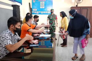 Warga tertib bergilir menerima BPNT. (ist) - 87 Warga Pandanwangi Terima BPNT Dari Kemensos