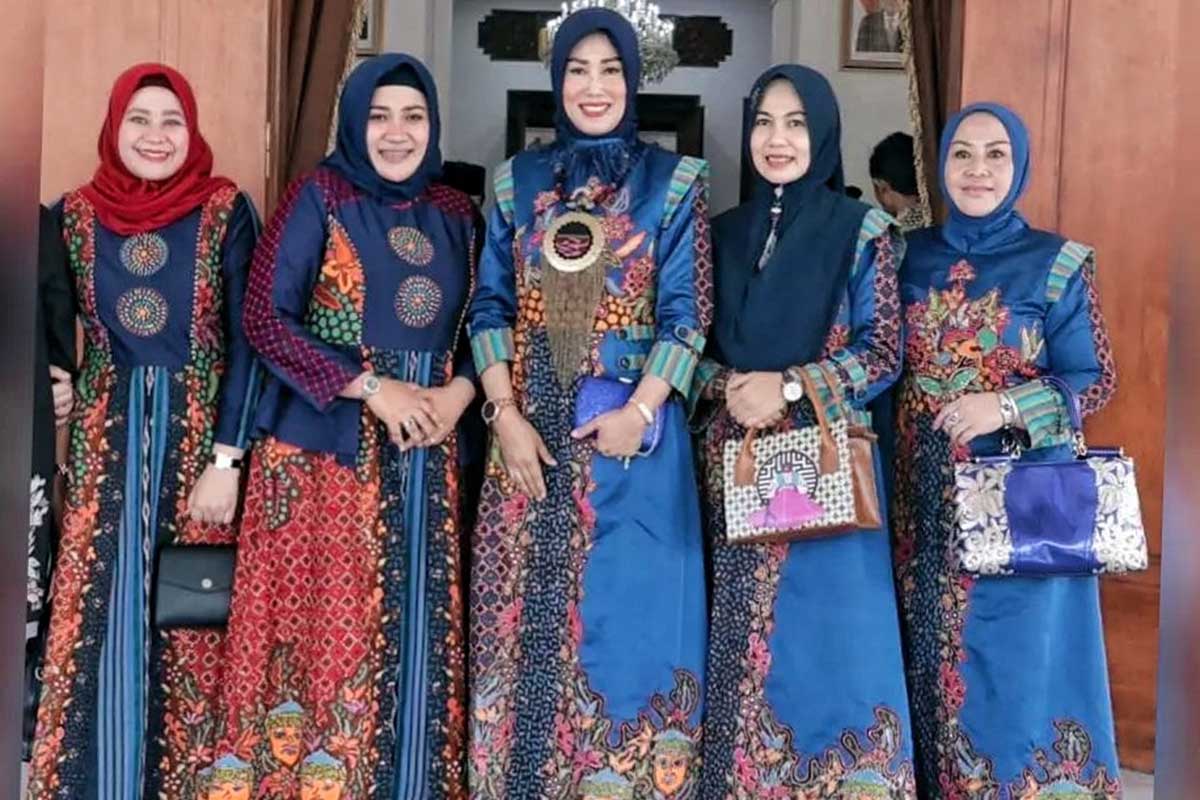 Widayati Sutiaji bersama istri pejabat jajaran Pemkot Malang sedang mengenakan batik. (jaz) - Malang Batik Festival Ajang Branding Produk Lokal