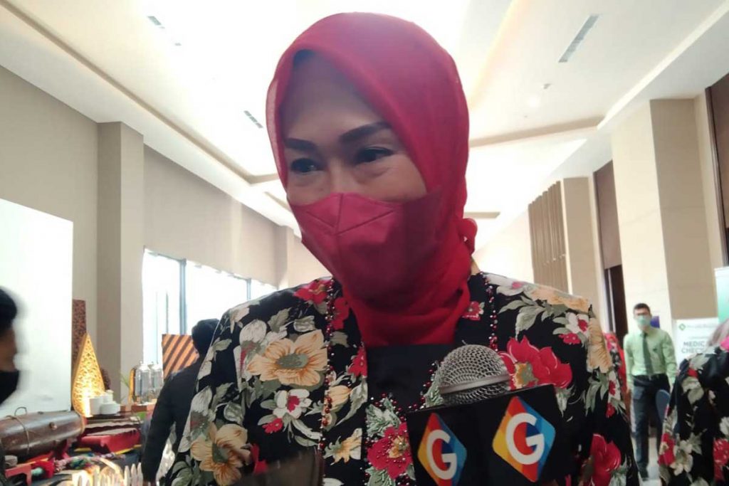 Widayati Sutiaji menjelaskan acara Malang Batik Festival. (jaz) - Malang Batik Festival Ajang Branding Produk Lokal