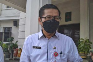 dr Husnul menjelaskan ketersediaan vaksin kedaluwarsa hingga siap disuntikkan. (jaz) - Surat Perpanjangan Vaksin Kedaluwarsa Masih Menggantung