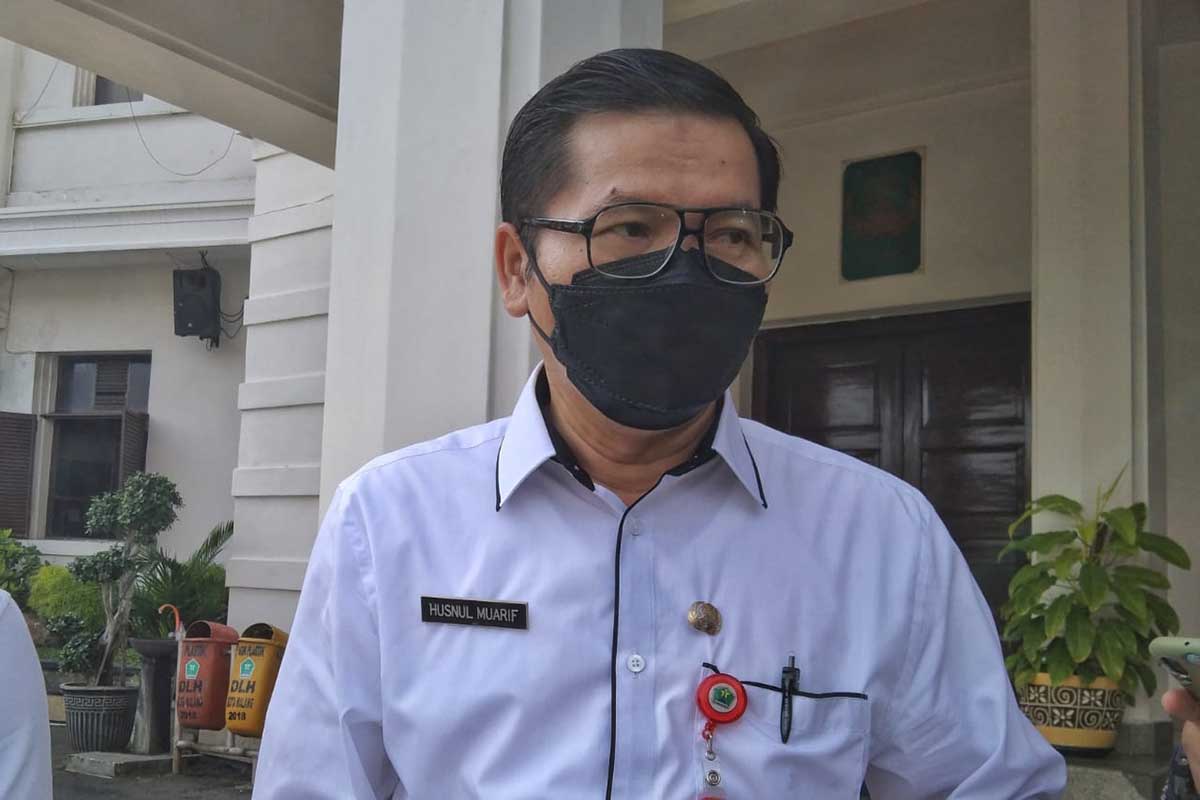 dr Husnul menjelaskan ketersediaan vaksin kedaluwarsa hingga siap disuntikkan. (jaz) - Surat Perpanjangan Vaksin Kedaluwarsa Masih Menggantung