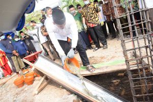 Abdullah Abu Bakar memasang tiang pancang pertama pembangunan Masjid Baiturrahman di Local Education Centre Kota Kediri, Minggu (10/4/2022). (Memo X/im) - Wali Kota Kediri Pasang Tiang Pancang Pertama Pembangunan Masjid Baiturrahman