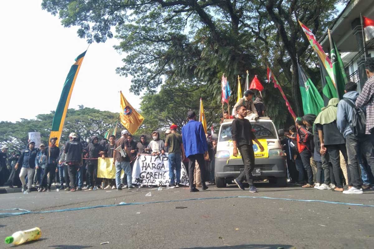 Aksi masa mulai merangsek ke depan DPRD Kota Malang. (jaz) - Aksi Damai Mahasiswa, DPRD: Tidak Ada yang Didiskusikan, Semua Sudah Final