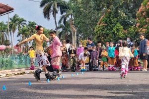 Anak-anak memperingati Hari Kartini dengan bermain Inline Skate berpakaian kebaya. (jaz) - Peringati Hari Kartini, Puluhan Anak Main Inline Skate Pakai Kebaya
