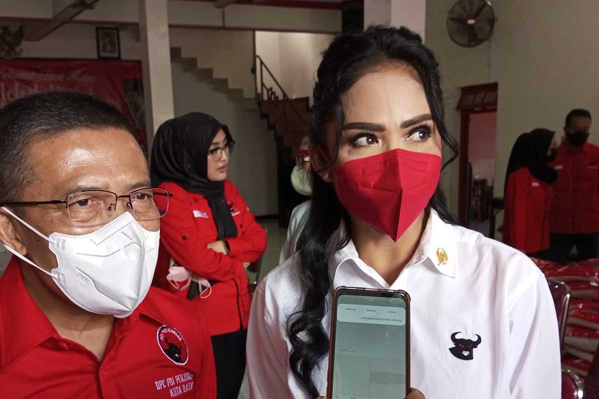 Anggota DPR-RI Komisi IX, Dapil 5 Malang Raya, Krisdayanti. (dik) - Geliat Warga Menyongsong Lebaran, Krisdayanti: Kita Patut Bersyukur Kebijakan Pemerintah