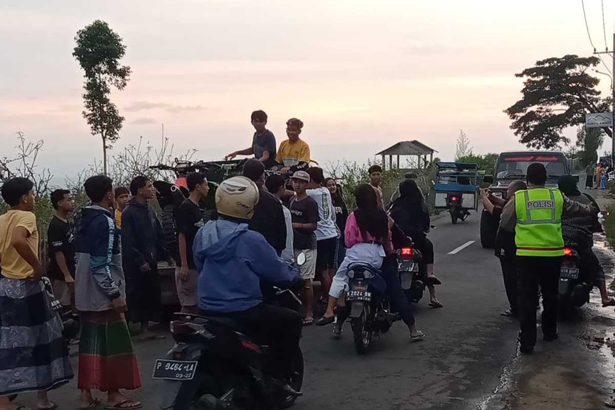 Anggota Polsek Poncokusumo saat melakukan patroli pembubaran balap liar di Jalan Raya Desa Gubugklakah. (ist) - Polsek Poncokusumo Berhasil Ringkus 43 Sepeda Motor Balap Liar