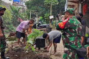 Anggota TNI bersama rakyat bersih-bersih Kampung Putih. (ist) - TNI-Rakyat Karya Bakti Bersih-bersih Kampung Putih