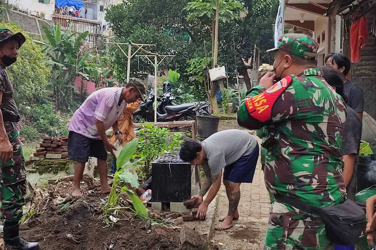 Anggota TNI bersama rakyat bersih-bersih Kampung Putih. (ist) - TNI-Rakyat Karya Bakti Bersih-bersih Kampung Putih