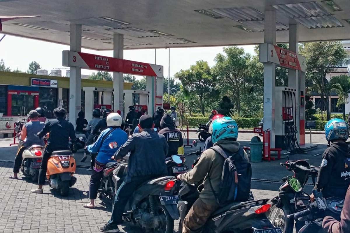 Antrian panjang di salah satu SPBU. (jaz) - Jelang Idul Fitri, Pertamina Imbau Tak Panic Buying