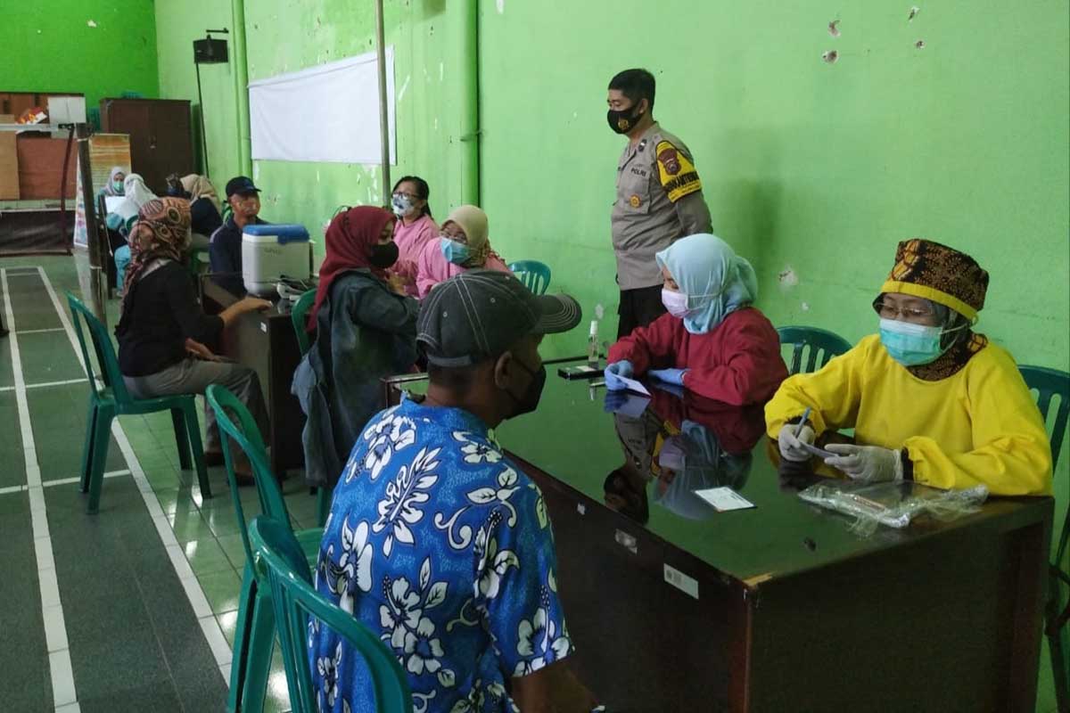 Antrian vaksinasi booster di Aula Kelurahan Gadang. (ist) - Puluhan Warga Gadang Vaksinasi Booster Moderna
