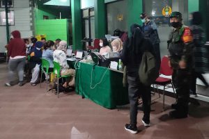 Antrian vaksinasi malam di Kesdam V Brawijaya. (ist) - Ratusan Warga Kota Malang Ikuti Vaksinasi Malam