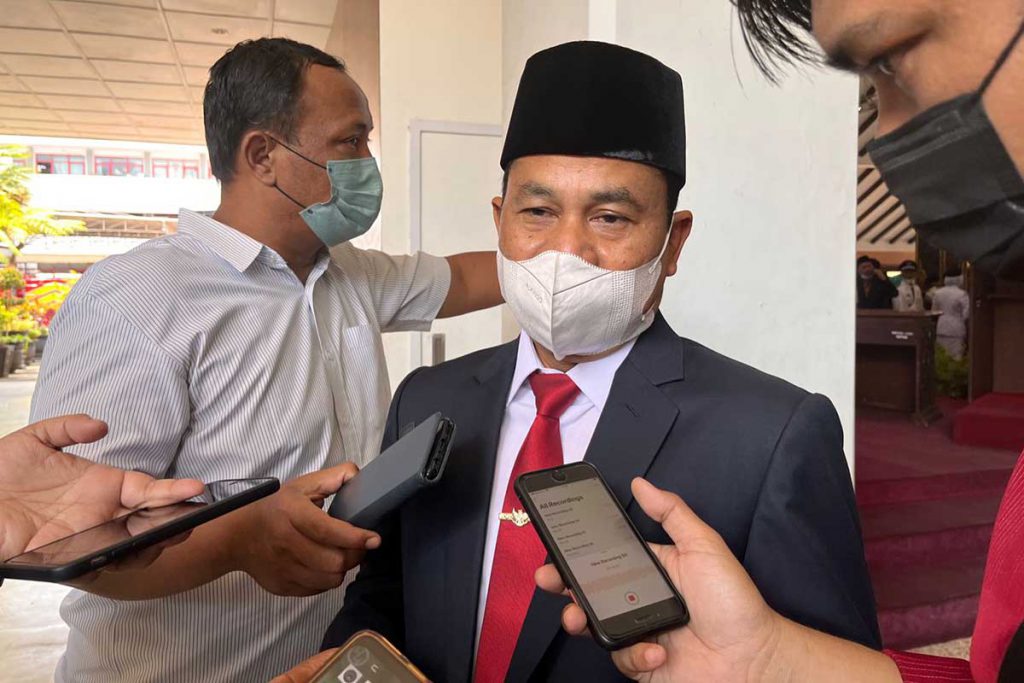 Asisten 1 Bidang Pemerintahan dan Kesra Sekretariat Daerah Kabupaten Malang, Suwadji saat menjawab pertanyaan awak media. (ws5) -