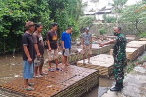 Babinsa Kauman memotivasi Paguyuban Ikan Karamba. (ist) - Babinsa Kauman Komsos Motivasi Paguyuban Ikan Karamba
