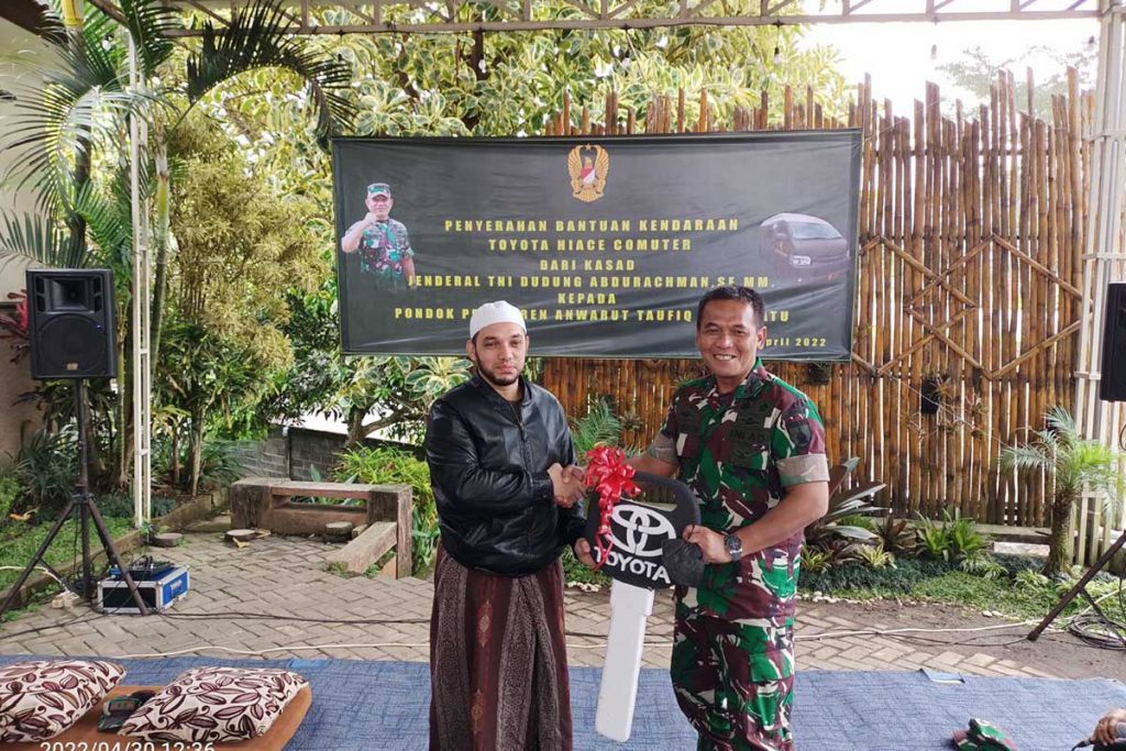 BANTUAN KENDARAAN: Bantuan kendaraan operasional dari Kasad untuk Pondok Pesantren Anwarut Batu yang diserahkan Danrem 083/Bdj Kolonel Inf Yudhi Prasetyo, S.I.P kepada Habib Jamal bin Toha Baaqil - KASAD Beri Bantuan Kendaraan Operasional Ponpes Anwarut Taufiq Kota Batu