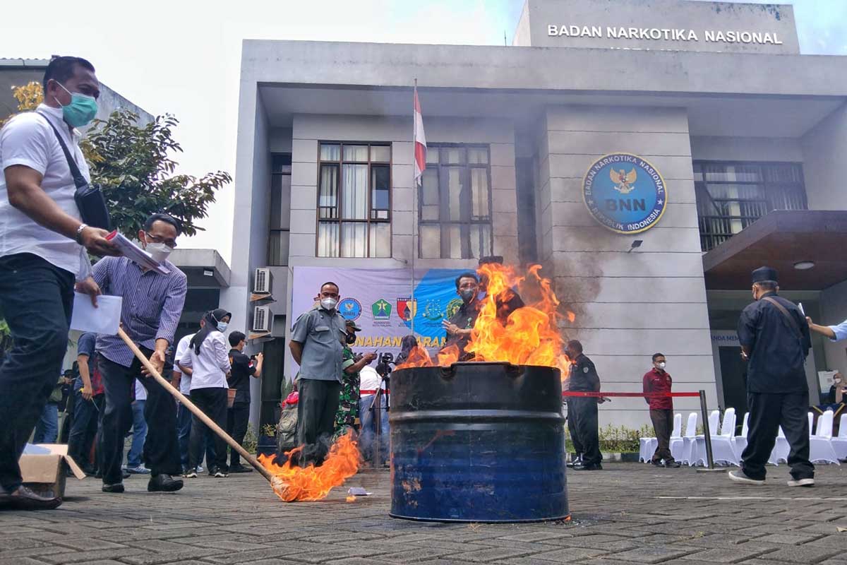 Barang bukti dimusnahkan dengan cara dibakar. (jaz) - Wawali Kota Malang Ikut Musnahkan Belasan Kilogram Narkotika
