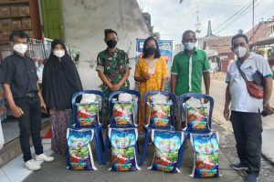 Beberapa warga Mulyorejo terima beras Rasda BPNTD 22 kilogram per KPM. (ist) - Ratusan KPM Mulyorejo Terima Beras Rasda BPNTD