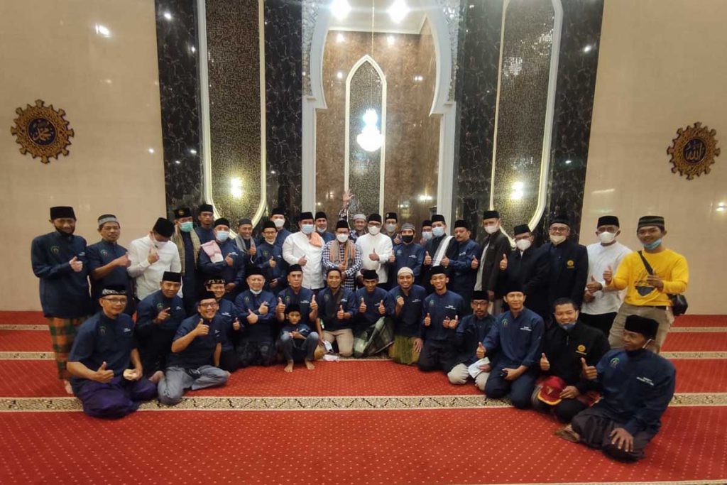 Berfoto bersama dengan para pengurus Masjid Fatimah. (rhd) - Safari Ramadan di Masjid Fatimah, Sutiaji: Puasa Seimbangkan Dunia-Akhirat