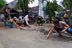 Bersama-sama mengecor halaman Masjid Al Mubarokah. (ist) - Manunggal TNI-Rakyat, Babinsa Bumiayu Bantu Pengecoran Halaman Masjid Al Mubarokah