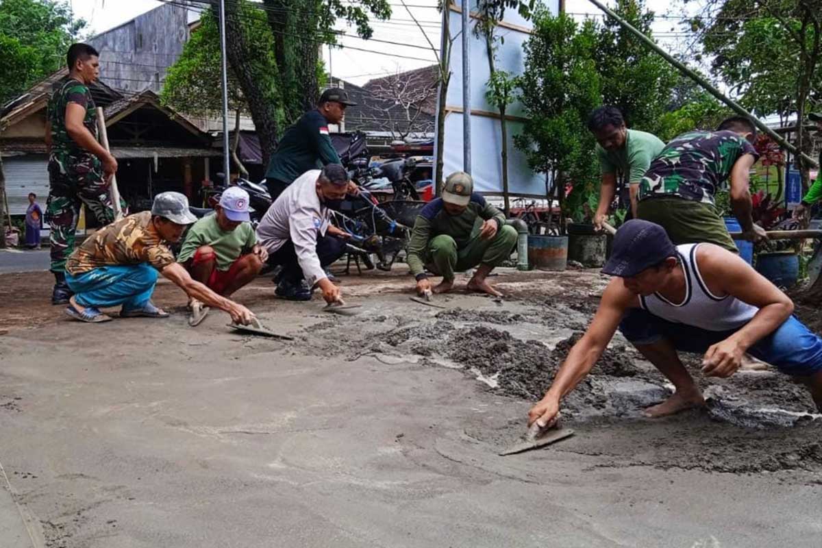 Bersama-sama mengecor halaman Masjid Al Mubarokah. (ist) - Manunggal TNI-Rakyat, Babinsa Bumiayu Bantu Pengecoran Halaman Masjid Al Mubarokah