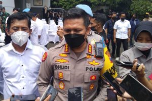 Buher menjelaskan komitmen Polresta Makota dan BNN perangi Narkoba hingga rehabilitasi. (jaz) - Buher Ajak Masyarakat Terbuka Bagi Pengguna Narkoba Bisa Direhabilitasi