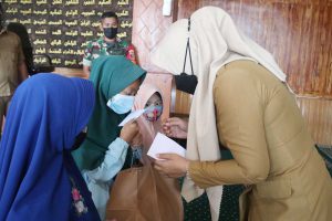 Bupati Ikfina menyerahkan santunan kepada anak- anak yatim. (Memo X/mrg) - Safari Ramadan, Bupati Serahkan Santunan di LKSA Ismul Haq