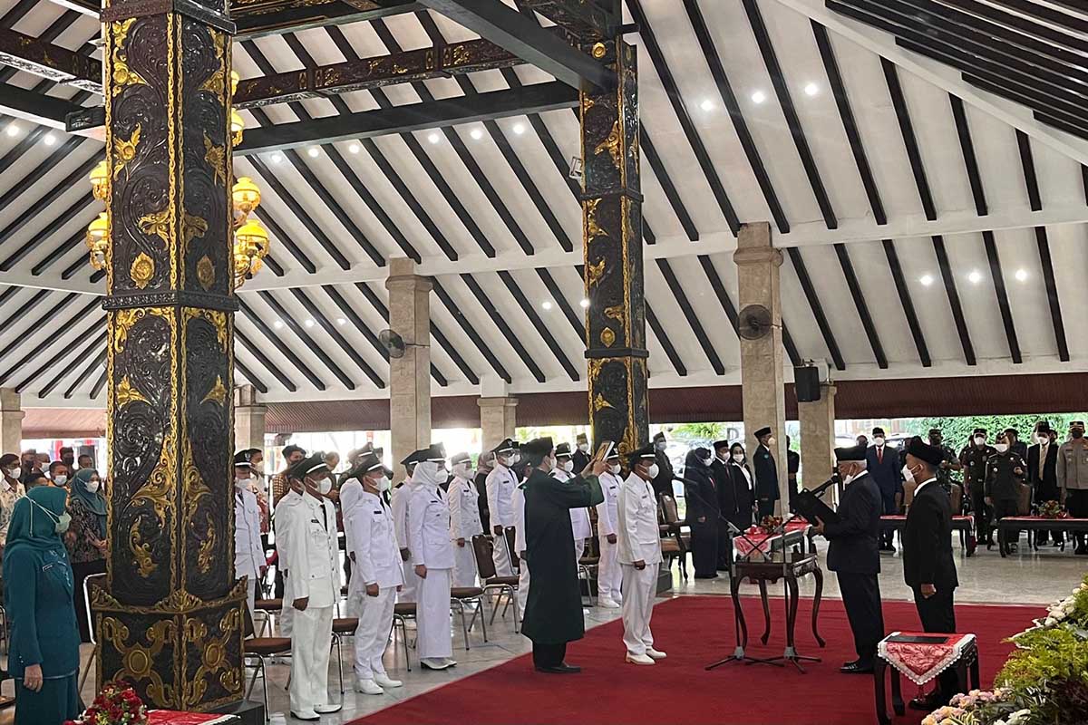 Bupati Malang, Drs HM Sanusi saat prosesi pelantikan Kepala Desa hasil PAW. (ws5) - Lantik 9 Pejabat Pimpinan Tinggi Pratama, dan Kepala Desa Terpilih
