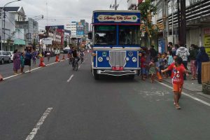 Bus Macyto disambut antusias warga Kayutangan Heritage. (jaz) - Warga Antusias Naik Bus Macyto