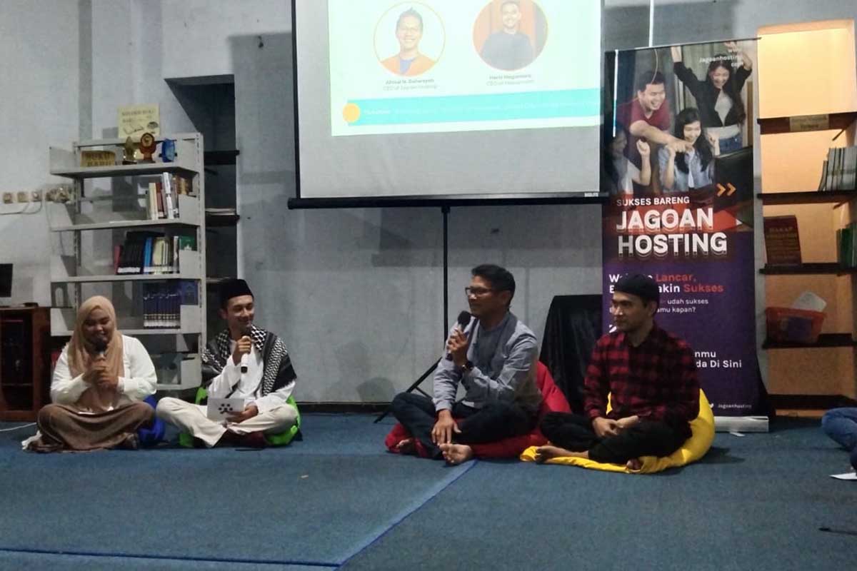 CEO of Jagoan Hosting, Afrizal N Baharsyah menjelaskan materi digital. (jaz) - 'Santri Digicamp' Ajari Puluhan Santri Malang Raya Go Digital