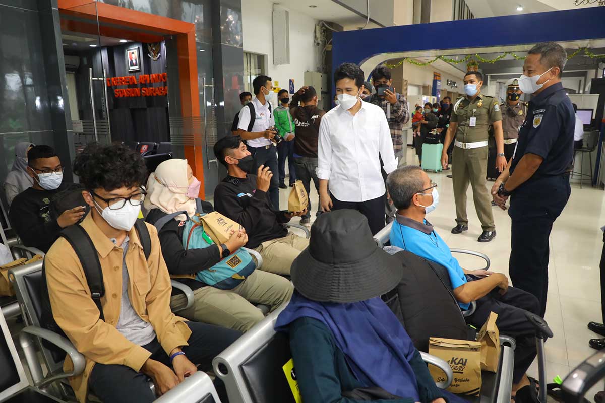 Cek Arus Mudik di Stasiun Gubeng Surabaya, Emil Dardak Pastikan Mudik Sehat dan Nyaman