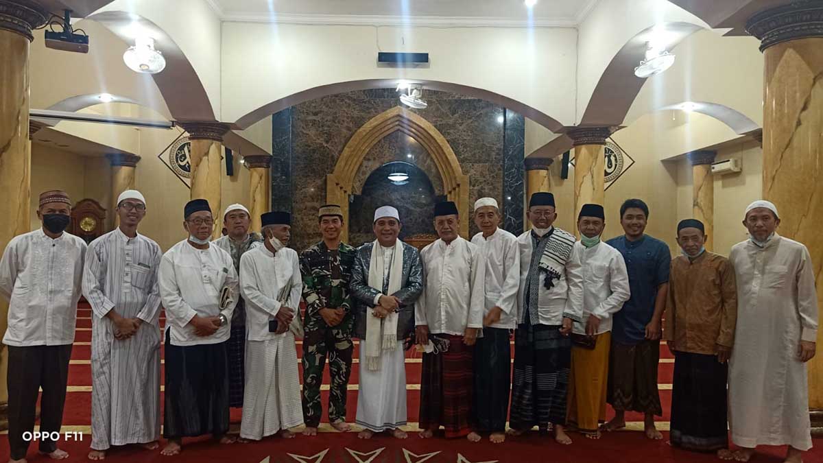 Dandim 0833 Kota Malang bersama Takmir dan jamaah Masjid Nurul Taqwa. (ist) - Ramadan Pertama Dandim 0833 Kota Malang, Salat Tarawih di Masjid Nurul Taqwa