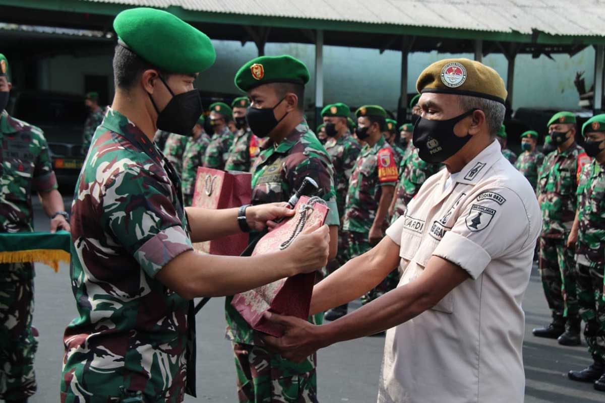Dandim 0833 menyerahkan bingkisan lebaran secara simbolis kepada anggota. (ist) - Dandim 0833 Kota Malang Serahkan Bingkisan Lebaran kepada Anggota