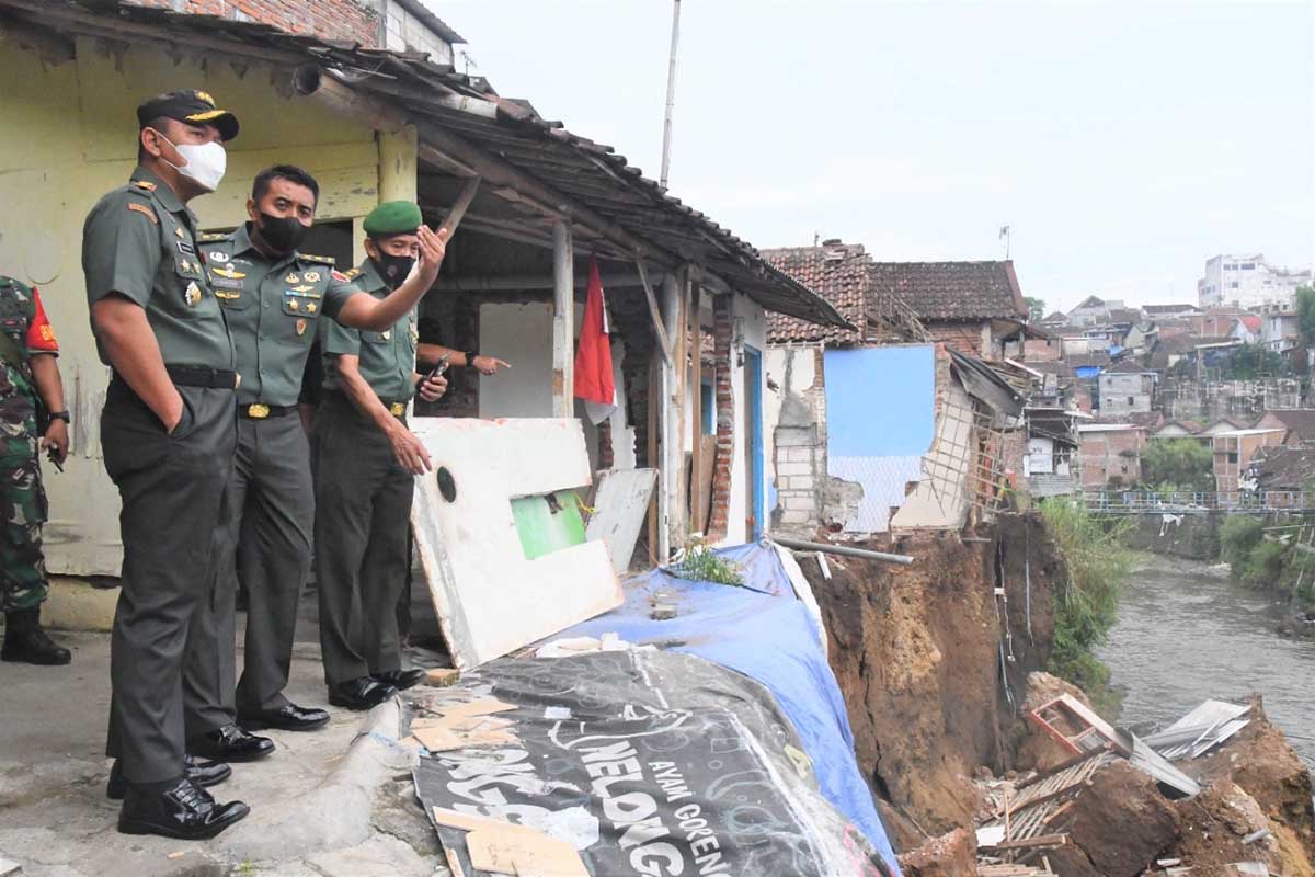 Danrem 083/Bdj Tinjau Lokasi Tanah longsor di Aliran Sungai Brantas Kota Lama Malang