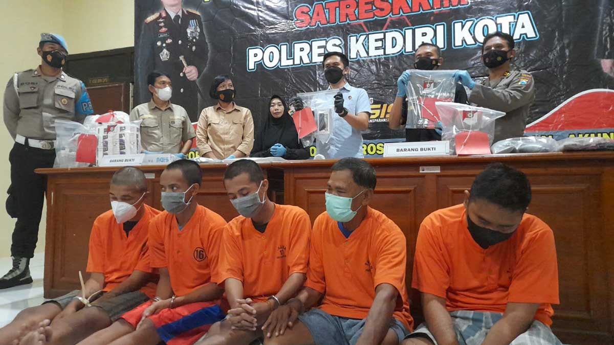 Dari hasil kinerja selama 2 minggu terakhir ini, jajaran kepolisian Polres Kediri Kota berhasil mengungkap kurang lebih empat kasus. (Memo X/mid) - Jajaran Kepolisian Polres Kediri Kota Bekerja Lebih Ekstra - Tekan Angka Kriminalitas di Bulan Ramadan