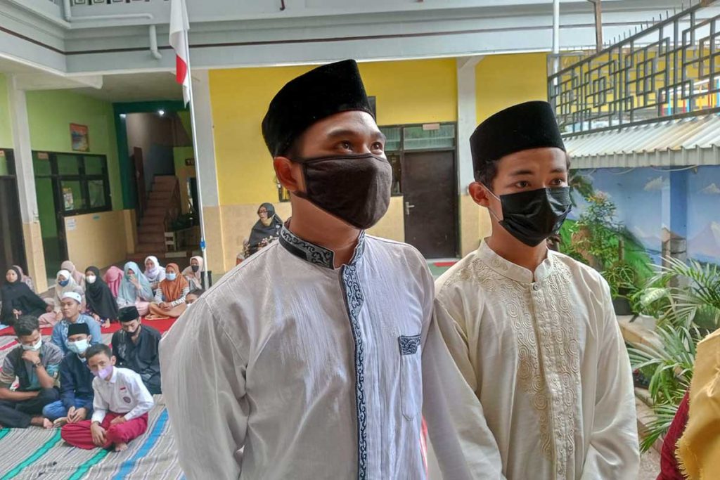 Dimas dan Putro, Siswa SMALB Yayasan Eka Mandiri Batu. (dik) - SLB di Batu Punya Acara Pondok Ramadan. Apa Saja Kegiatannya?