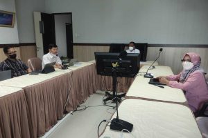 Direktur Akademik UM, Prof Dr Suyono, MPd (dua kanan), menjelaskan regulasi jalur Mandiri. (rhd) - Kuota 50 Persen, Universitas Negeri Malang Buka Lima Jalur Mandiri