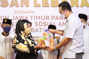 Direktur Jawa Timur Park Group memberikan Bingkisan Lebaran. (ist) - Laskar Foundation Jawa Timur Park Group Bagi-bagi Bingkisan Lebaran