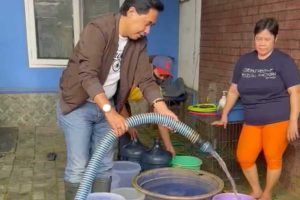Direktur Utama Perumda Air Minum Tugu Tirta Kota Malang, M Nor Muhlas SPd, MSi ketika mendistribusikan layanan air tangki ke rumah warga. (hms) - Layanan Terganggu, Perumda Tugu Tirta Disupport Lintas Jajaran