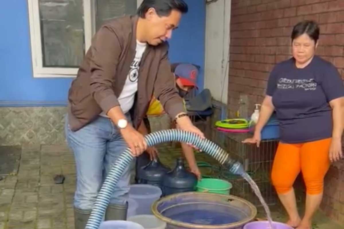 Direktur Utama Perumda Air Minum Tugu Tirta Kota Malang, M Nor Muhlas SPd, MSi ketika mendistribusikan layanan air tangki ke rumah warga. (hms) - Layanan Terganggu, Perumda Tugu Tirta Disupport Lintas Jajaran