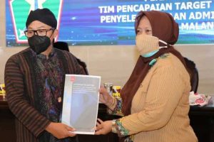 Eny Hari Sutiarny dalam satu kesempatan bersama Walikota Malang, Sutiaji. (ist) - Hari Kartini, Mengenal Lurah Pertama di Kota Malang Era 1999