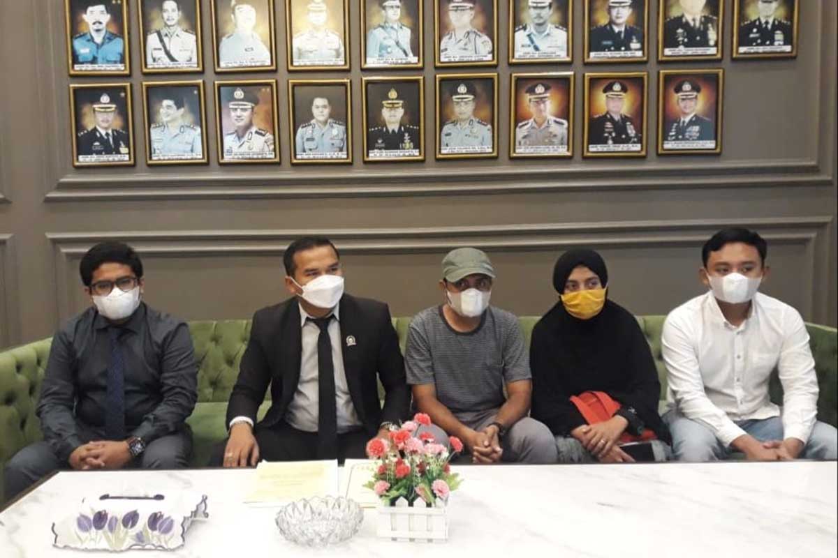 F (Majikan toko) didampingi kuasa hukumnya saat melakukan klarifikasi di Mapolres Malang. (ist) - Majikan Toko Sembako, Bantah Lakukan Penyekapan Terhadap Karyawannya