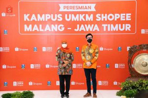 Gubernur Jatim, Khofifah Indar Parawansa, bersama Direktur Eksekutif Shopee Indonesia, Handhika Jahja. (ist) - Diresmikan Gubernur Jatim, Kampus UMKM Shopee Hadir di Malang