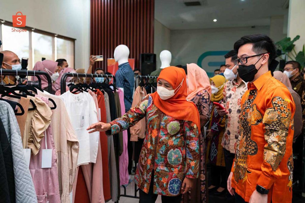 Gubernur Jatim, Khofifah Indar Parawansa, bersama Direktur Eksekutif Shopee Indonesia, Handhika Jahja, saat meninjau langsung produk UMKM. (ist) - Diresmikan Gubernur Jatim, Kampus UMKM Shopee Hadir di Malang