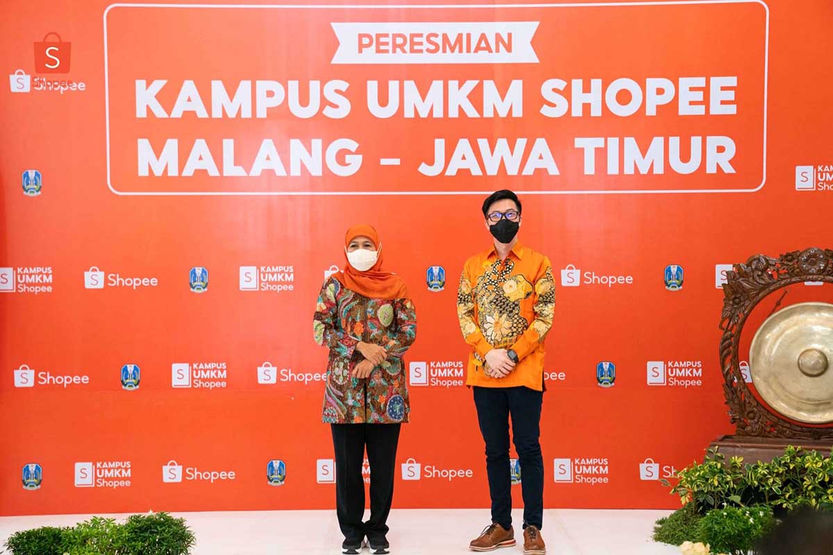 Gubernur Jatim, Khofifah Indar Parawansa, bersama Direktur Eksekutif Shopee Indonesia, Handhika Jahja. (ist) - Diresmikan Gubernur Jatim, Kampus UMKM Shopee Hadir di Malang