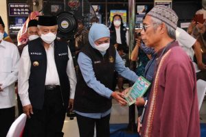 Gubernur Jatim, Khofifah Indar Parawansa, didampingi Bupati Malang, Drs HM Sanusi saat pemberian zakat produktif. (ist) - Gubernur Salurkan Zakat Produktif Kepada Pelaku Usaha Ultra Mikro