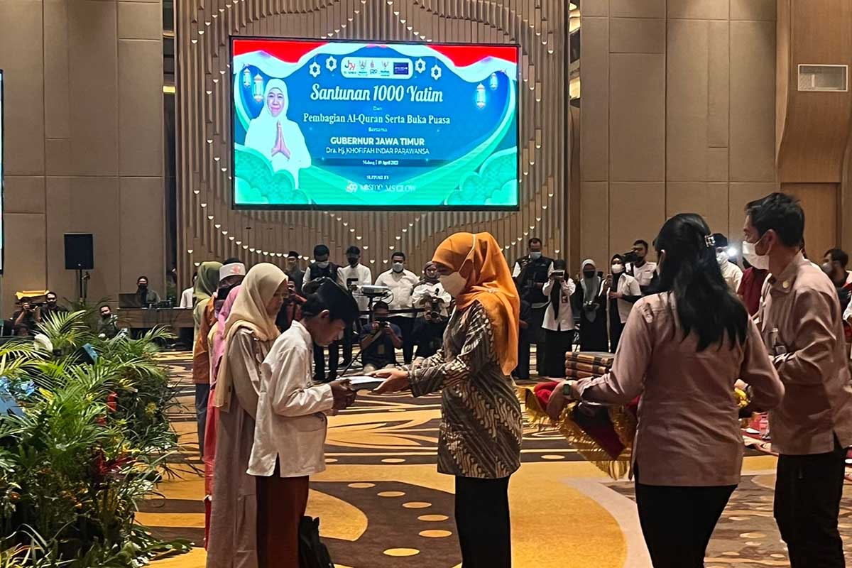 Gubernur Jatim, Khofifah saat memberikan santunan secara simbolis kepada anak yatim. (ws5) - Gubernur Jatim Bukber dan Salurkan Santunan 1.000 Anak Yatim di Malang