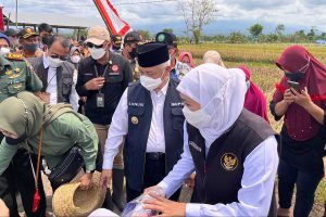 Gubernur Jatim saat memberikan bantuan kepada masyarakat, saat kunjungan kerjanya di Kabupaten Malang. (ws5) - Pengentasan Kemiskinan Ekstrem di Kabupaten Malang, Berikut Arahan Gubernur Jatim