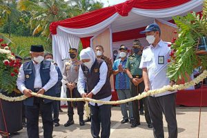 Gubernur Jawa Timur, Khofifah Indar Parawansa, didampingi Bupati Malang beserta jajarannya, saat peresmian Jembatan Pelangi Bantur. (ist) - Jembatan Pelangi Bantur Diresmikan Gubernur Jatim